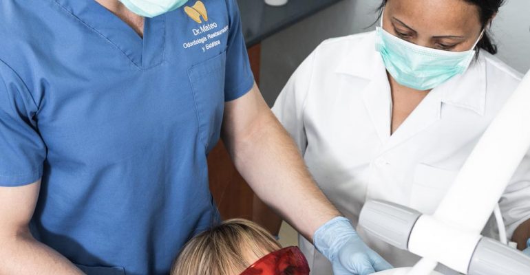 dentista-castellon-blanqueamiento-dental ¿Debo acudir a un especialista para hacerme un blanqueamiento dental?