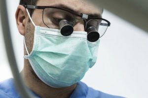 Cirugía oral para extraer muelas del juicio