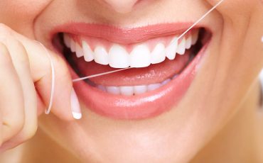 Hilo dental para la salud bucodental En nuestra clínica dental Castellón te enseñamos a usar el hilo dental