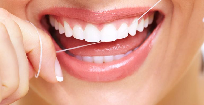 Hilo dental para la salud bucodental En nuestra clínica dental Castellón te enseñamos a usar el hilo dental